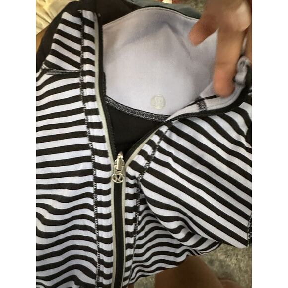 Lululemon Run U Turn 1/2 Zip Top Striped Long Sleeve Reversible Pullover Size 2 - Picture 6 of 7